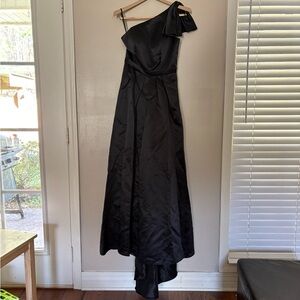 Chic Black One-Shoulder Gown